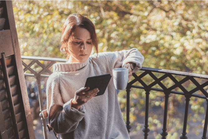 Egy nő tableten lakásokat néz