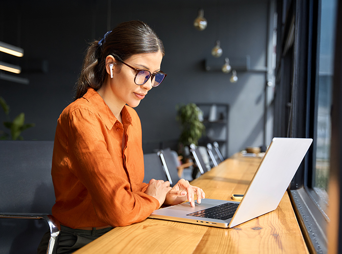 Fiatal nő online kötvényt vásárol online