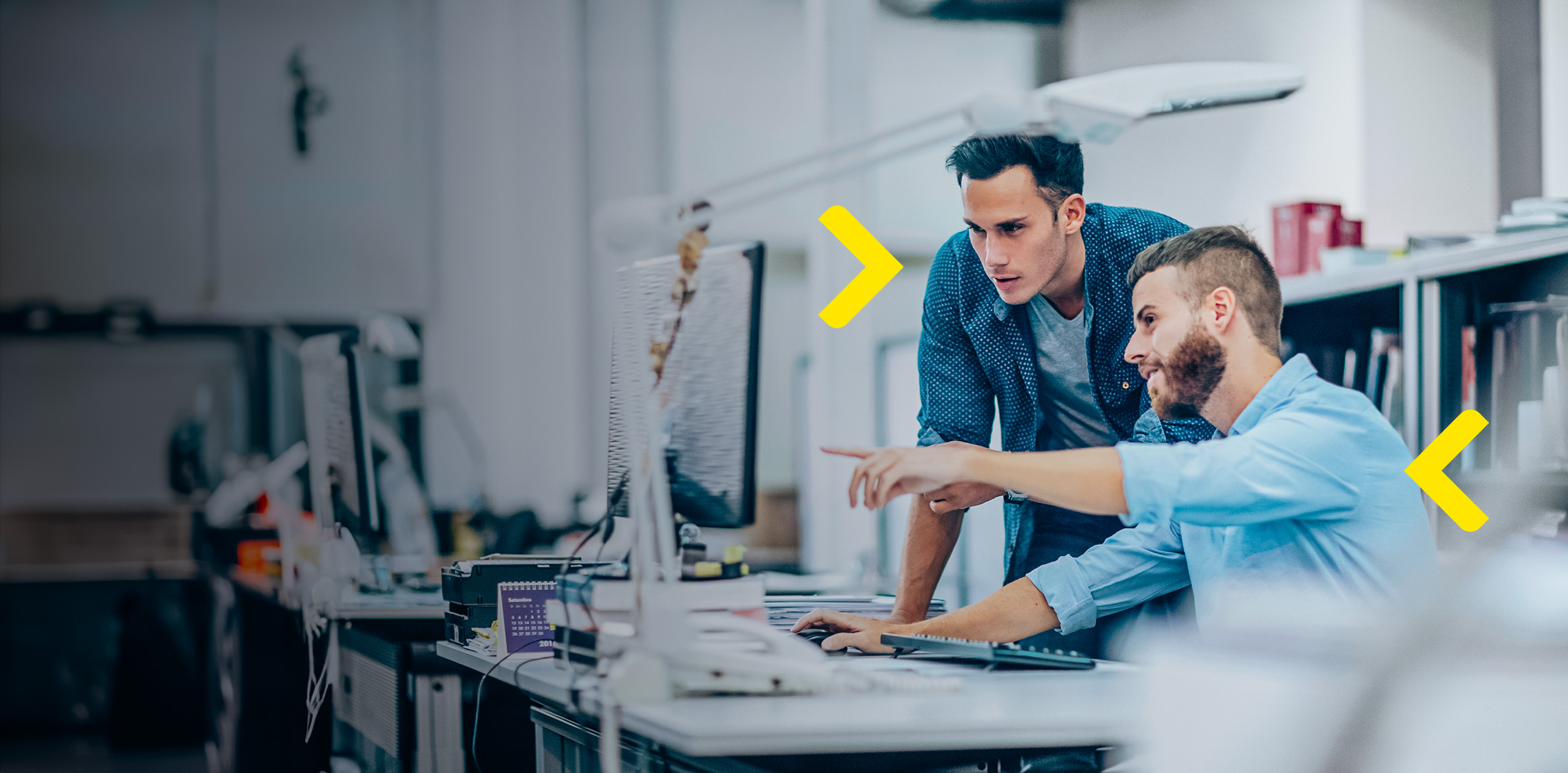 Irodában két férfi dolgozik