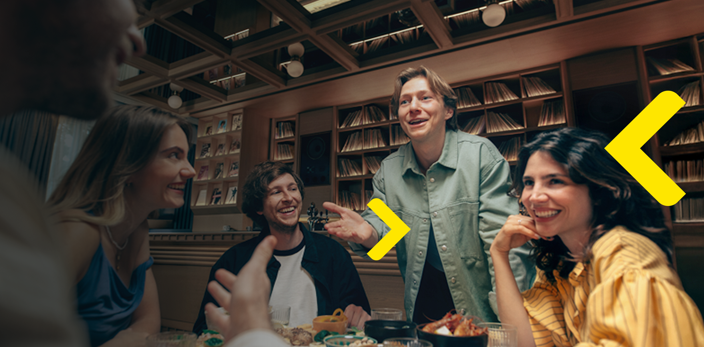 Fiatalok vacsoráznak, beszélgetnek jó hangulatban, akár a barátok meghívják egymást ügyfélajánló programba. 