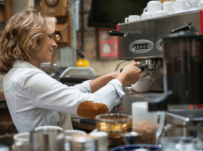 Kávét készítő hölgy