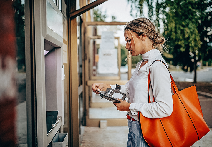Fiatal nő pénzt vesz fel egy ATM-ből